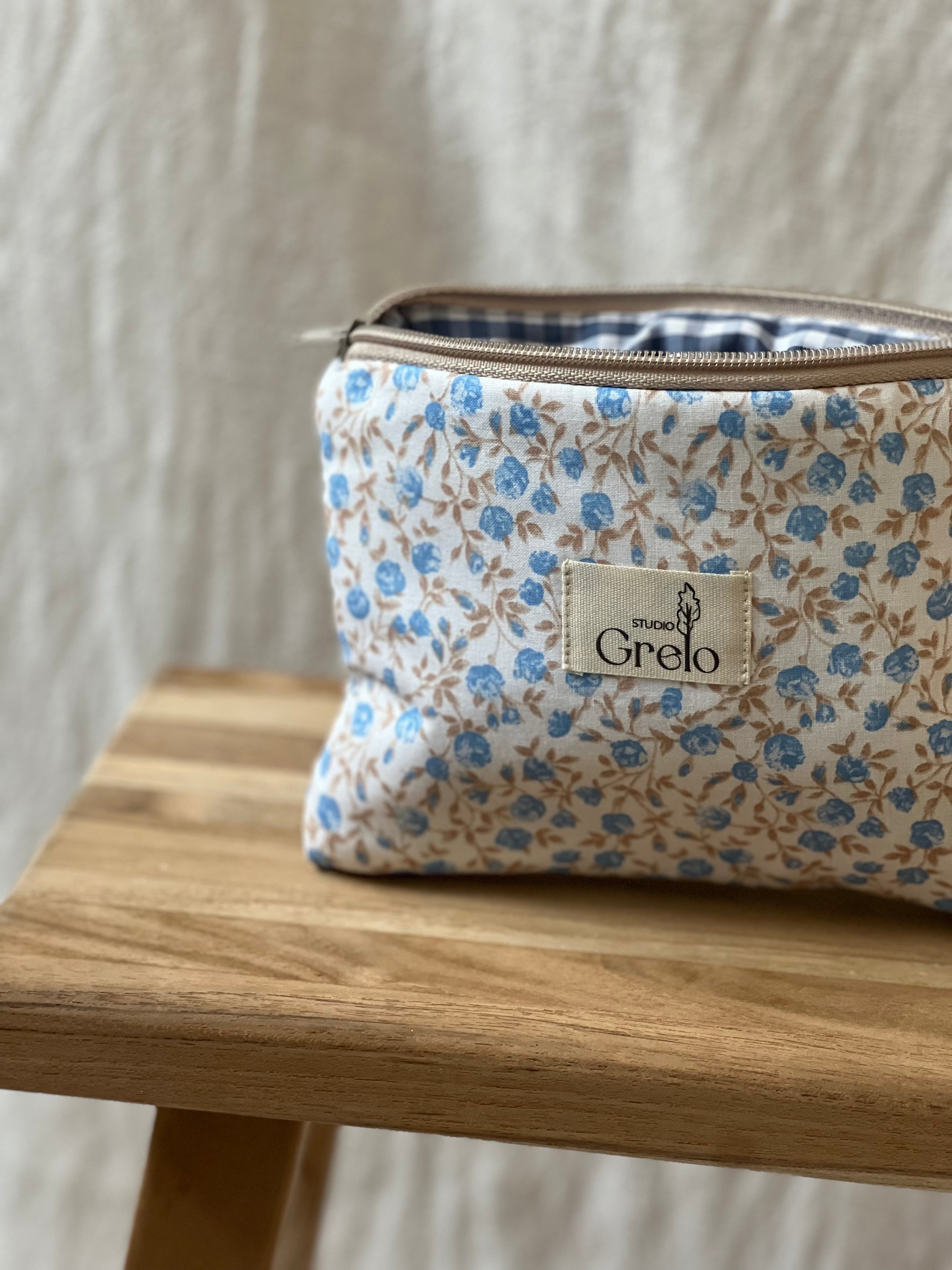 Neceser de Tela Flores Azul Tamaño Pequeño Hecho a Mano - Studio Grelo