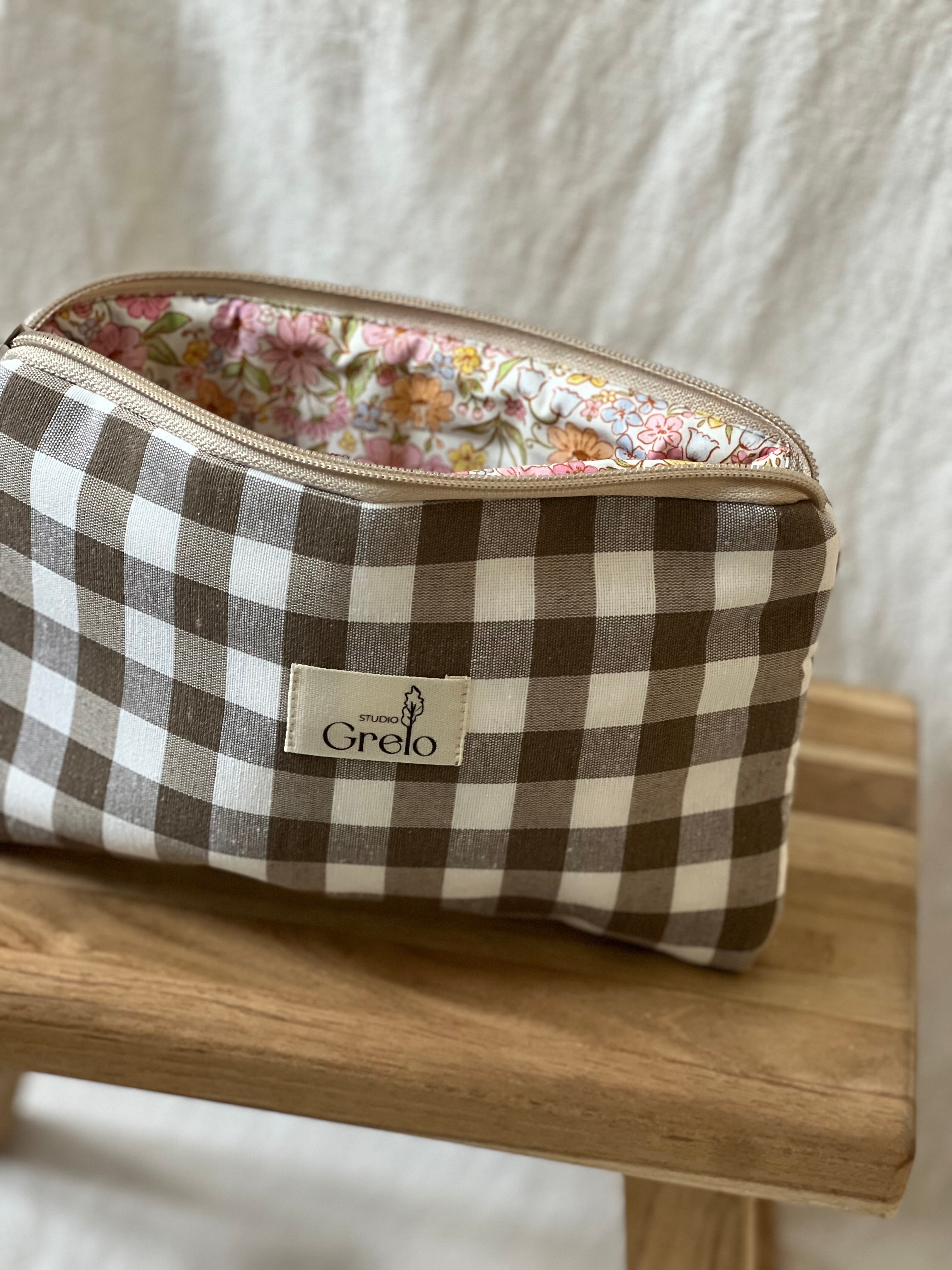 Neceser de Tela Vichy Blanco Marrón Tamaño Mediano Hecho a Mano - Studio Grelo