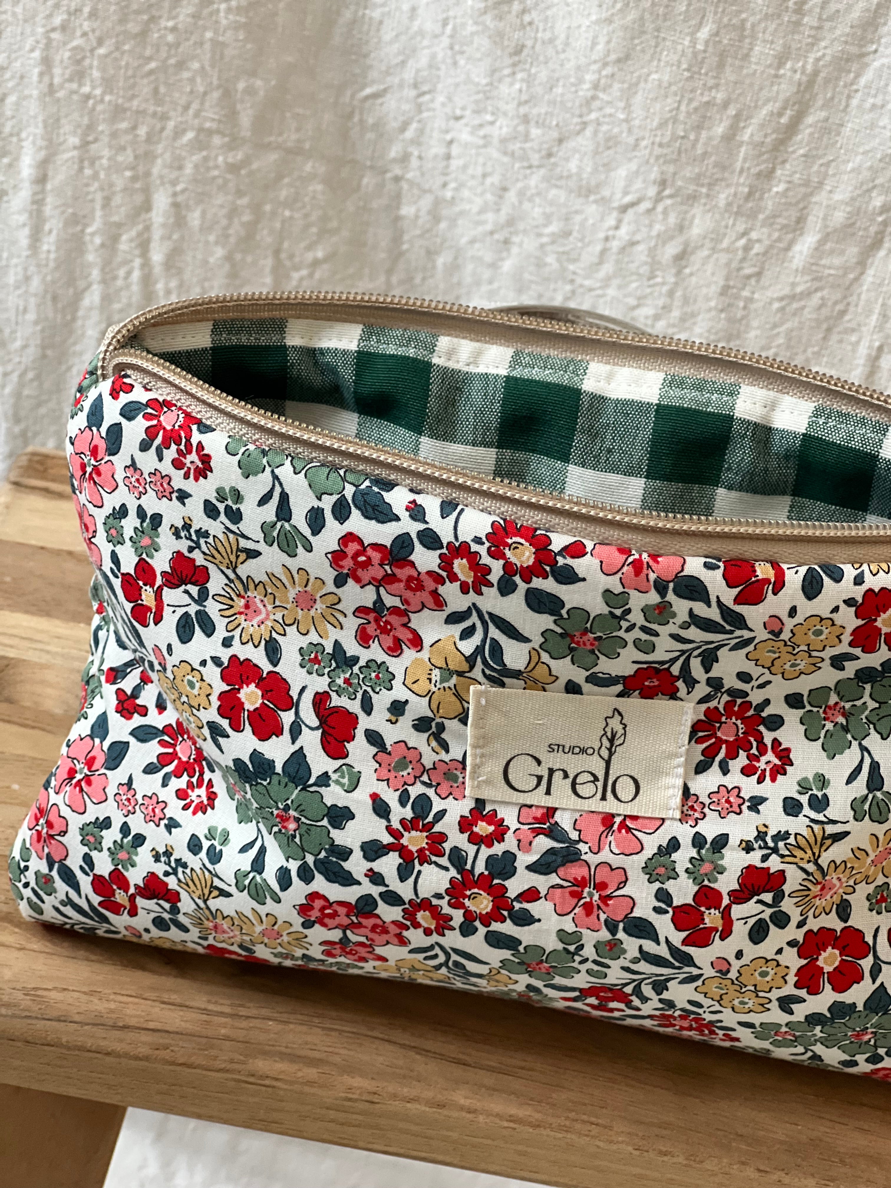 Neceser de Tela Flores Rojo Verde Tamaño Mediano Hecho a Mano - Studio Grelo