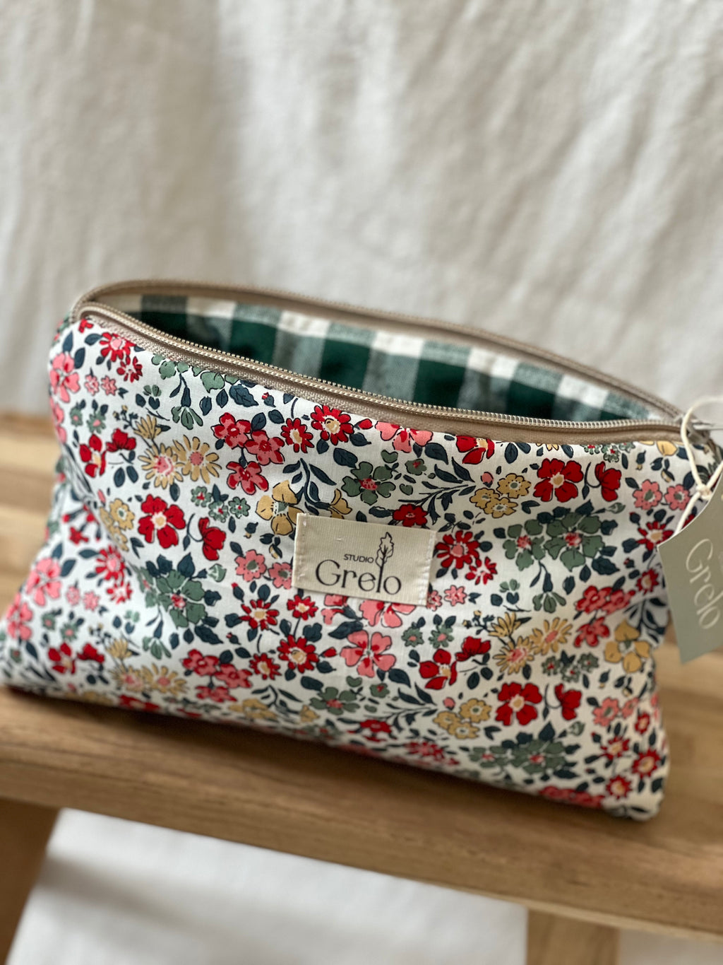 Neceser de Tela Flores Rojo Verde Tamaño Mediano Hecho a Mano - Studio Grelo