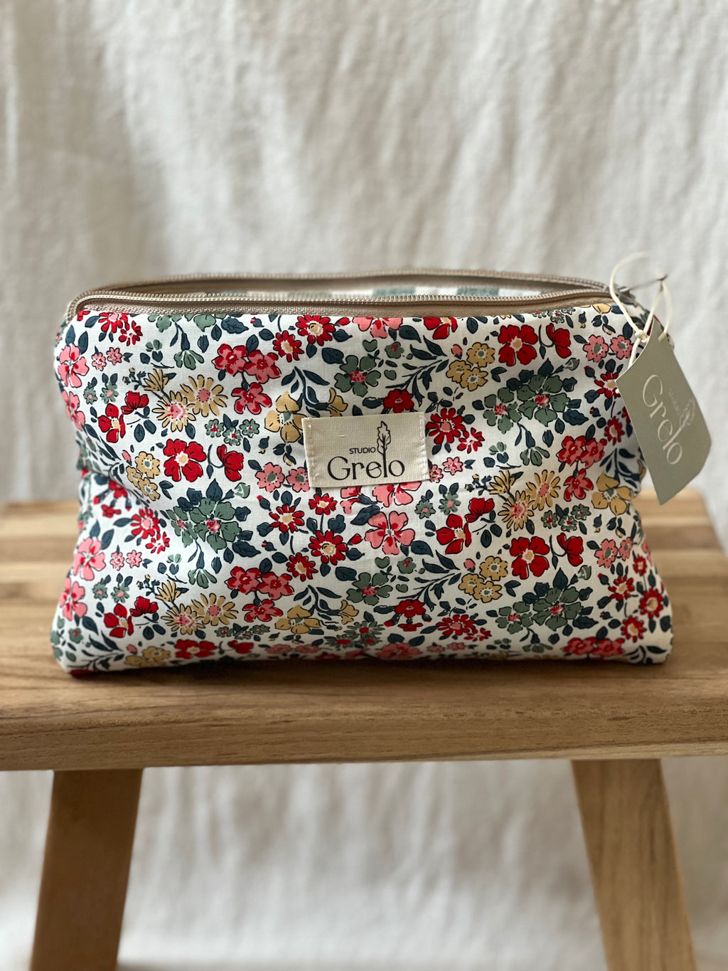 Neceser de Tela Flores Rojo Verde Tamaño Mediano Hecho a Mano - Studio Grelo