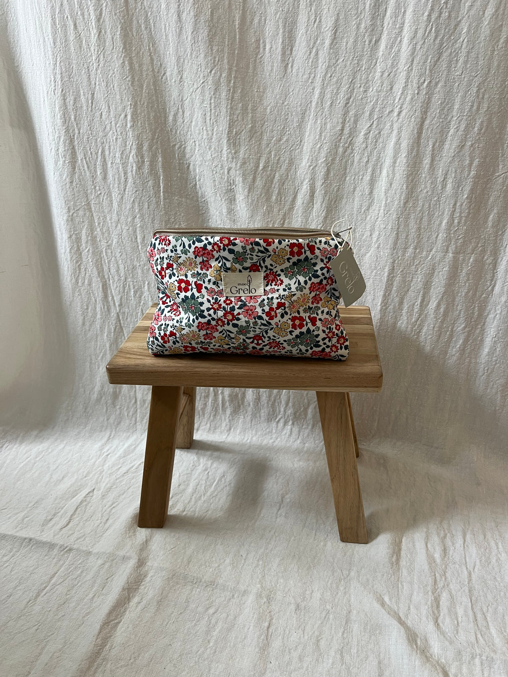 Neceser de Tela Flores Rojo Verde Tamaño Mediano Hecho a Mano - Studio Grelo