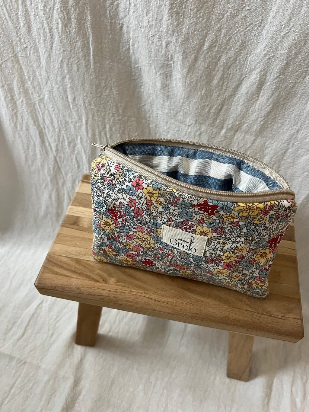 Neceser de Tela Flores Naranja Azul Tamaño Mediano Hecho a Mano - Studio Grelo