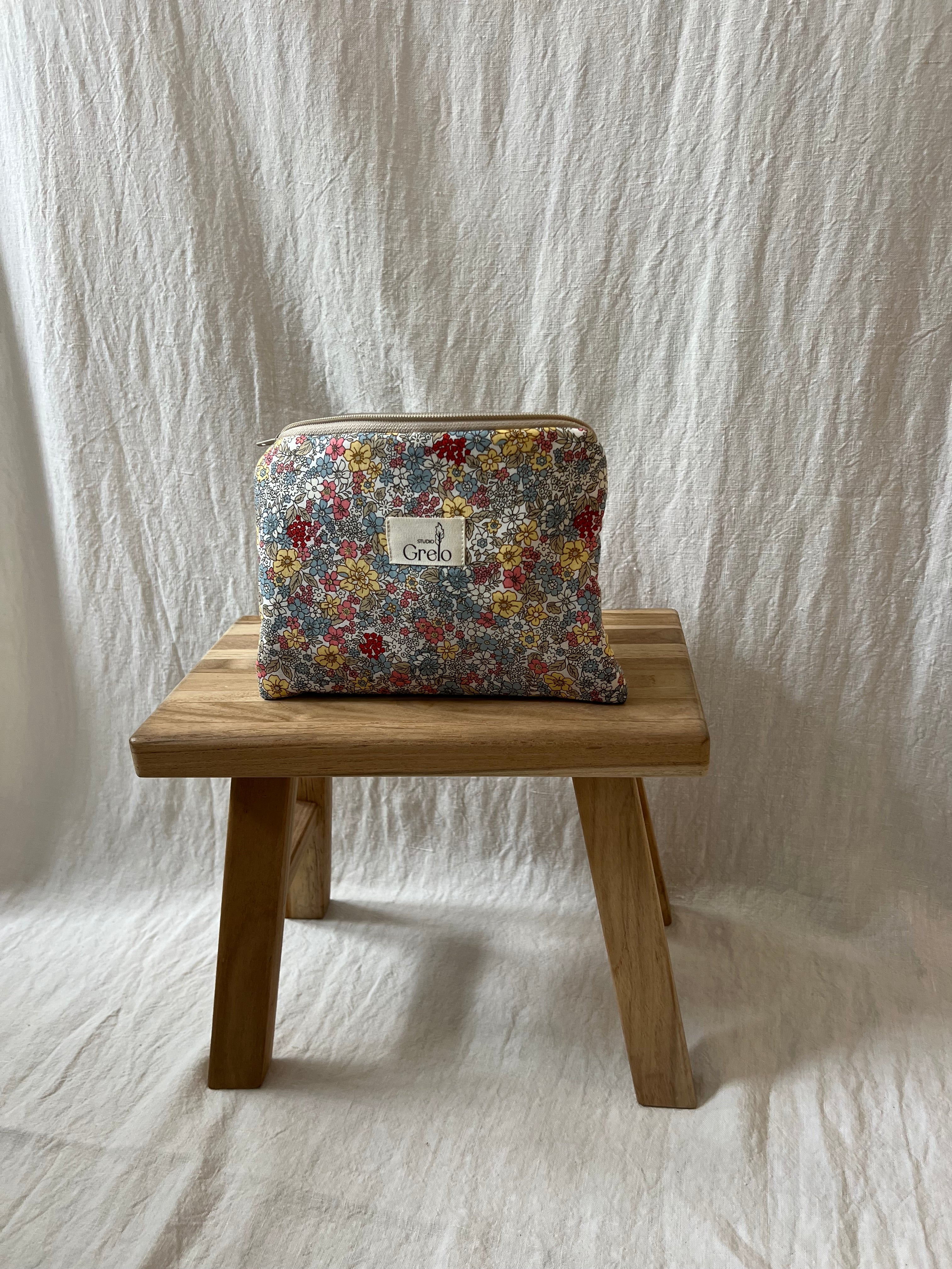 Neceser de Tela Flores Naranja Azul Tamaño Mediano Hecho a Mano - Studio Grelo