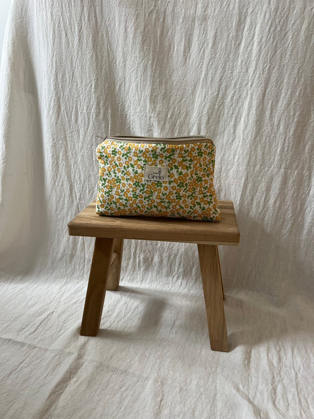 Neceser de Tela Flores Amarillo y Verde Tamaño Mediano Hecho a Mano - Studio Grelo