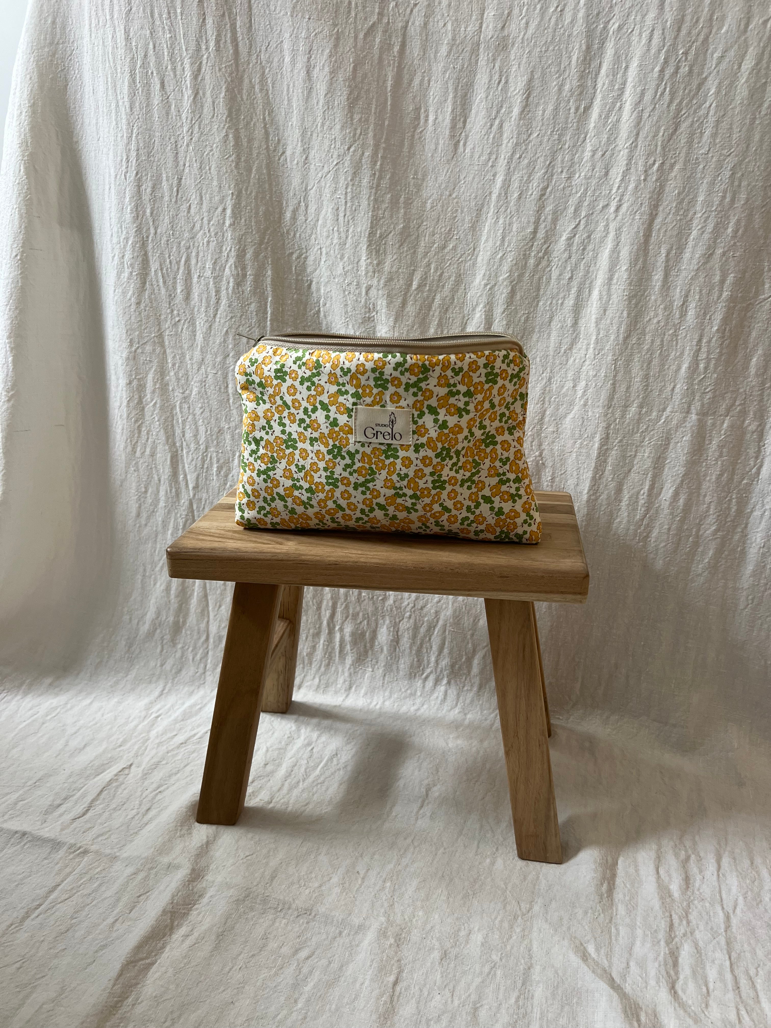 Neceser de Tela Flores Amarillo y Verde Tamaño Mediano Hecho a Mano - Studio Grelo