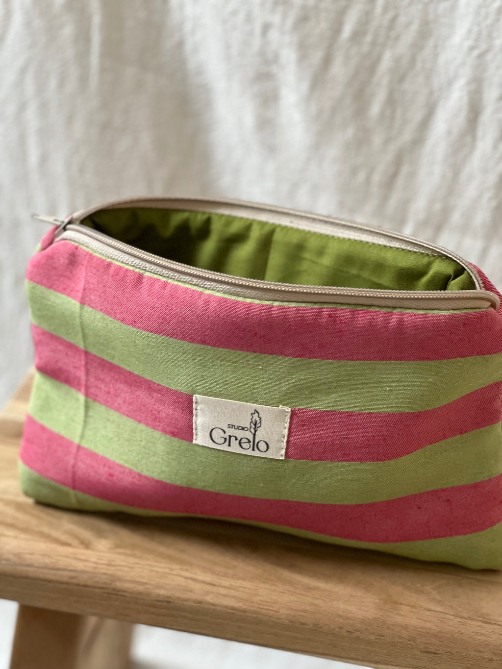 Neceser de Tela Rayas Fucsia y Verde Tamaño Mediano Hecho a Mano - Studio Grelo