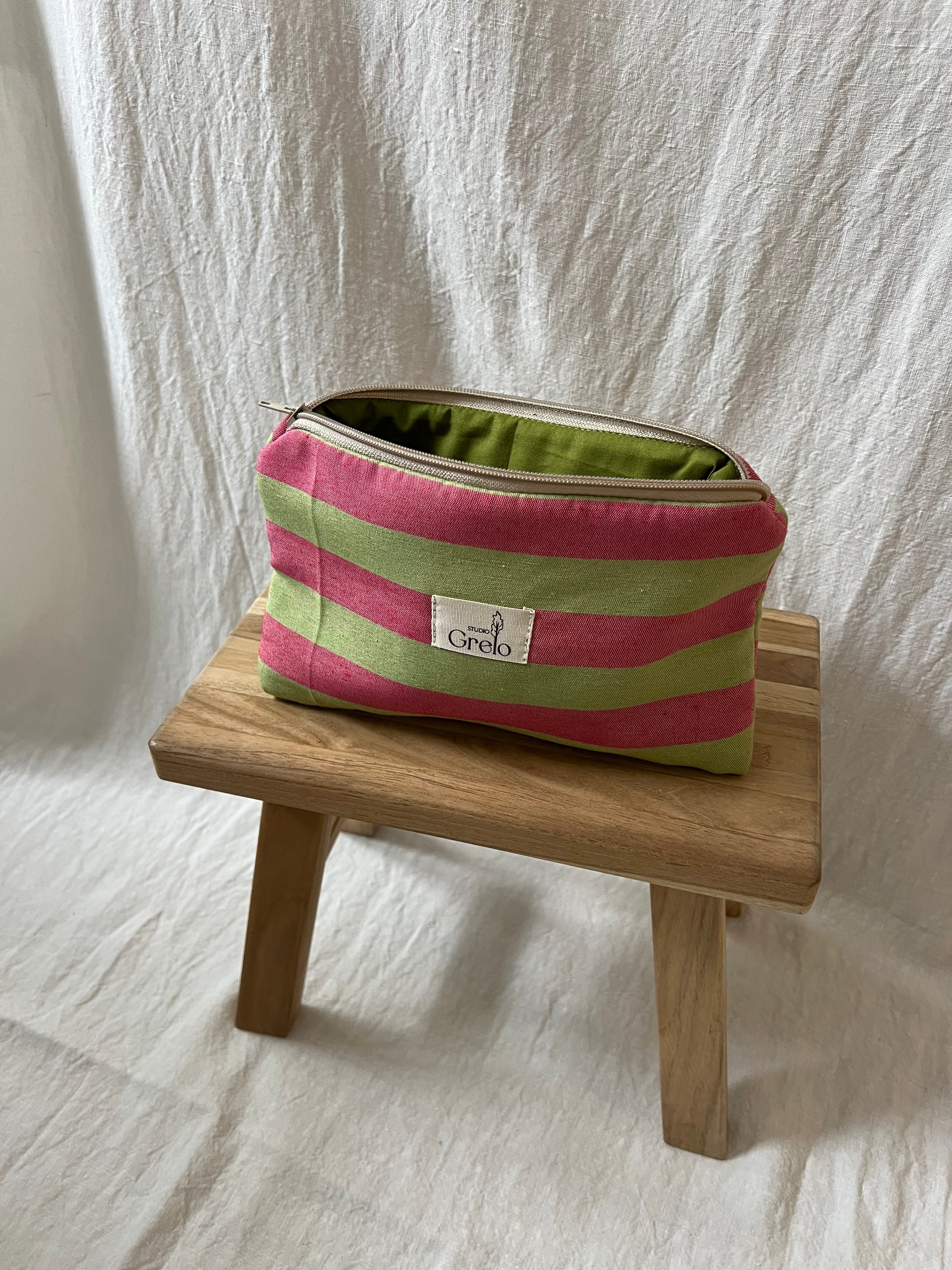 Neceser de Tela Rayas Fucsia y Verde Tamaño Mediano Hecho a Mano - Studio Grelo