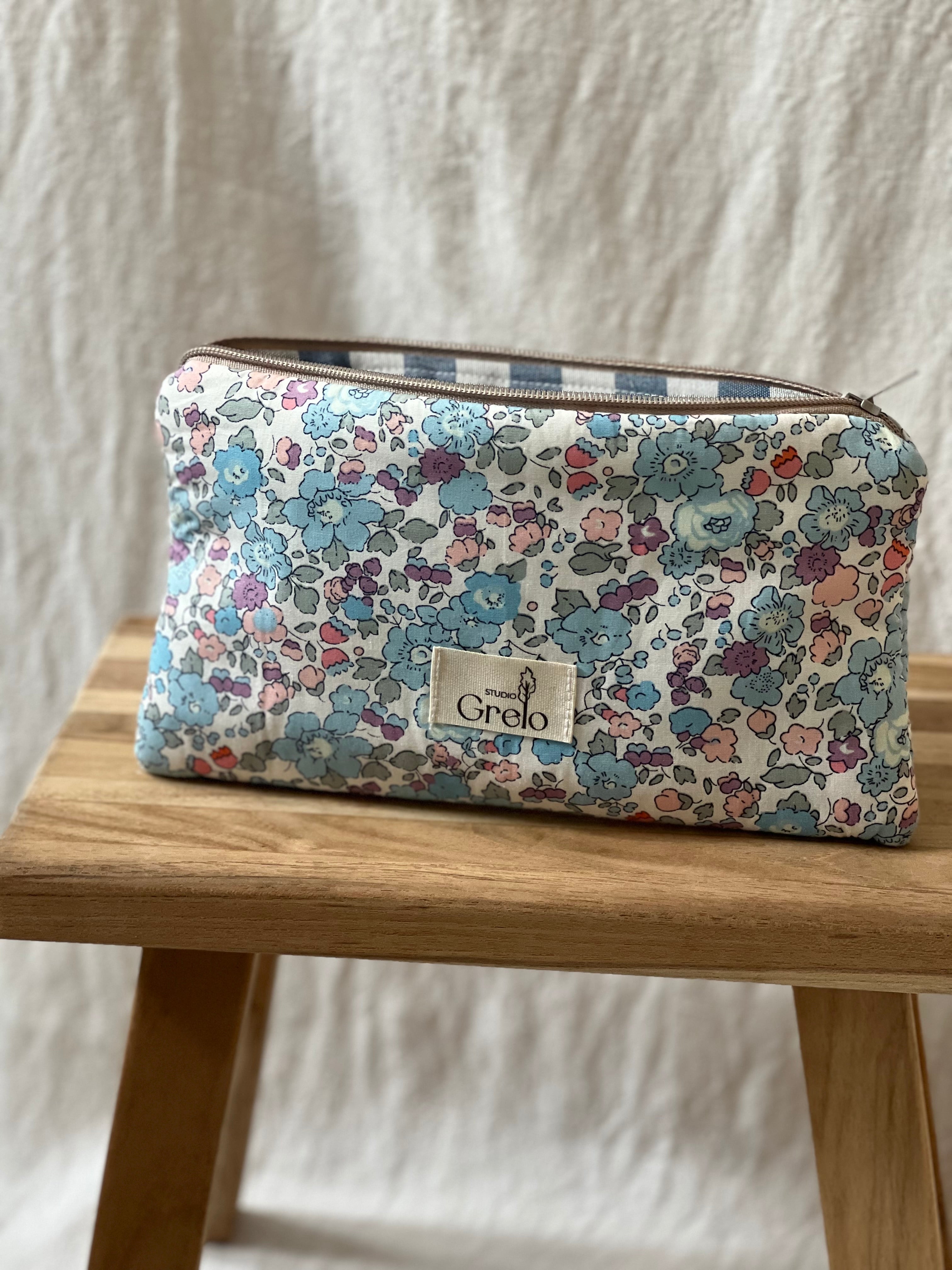 Neceser de Tela Flores Azul Tamaño Mediano Hecho a Mano - Studio Grelo