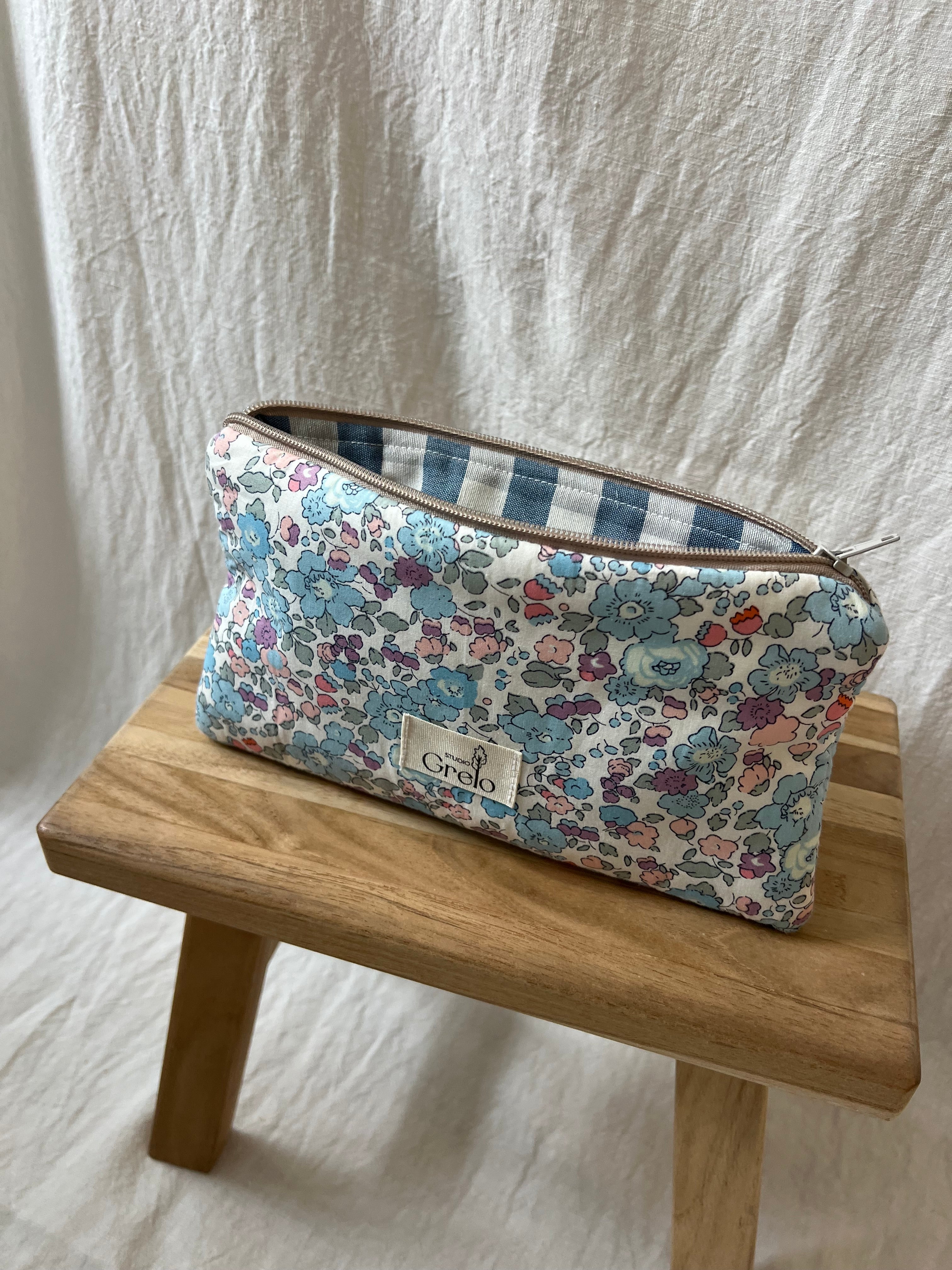 Neceser de Tela Flores Azul Tamaño Mediano Hecho a Mano - Studio Grelo