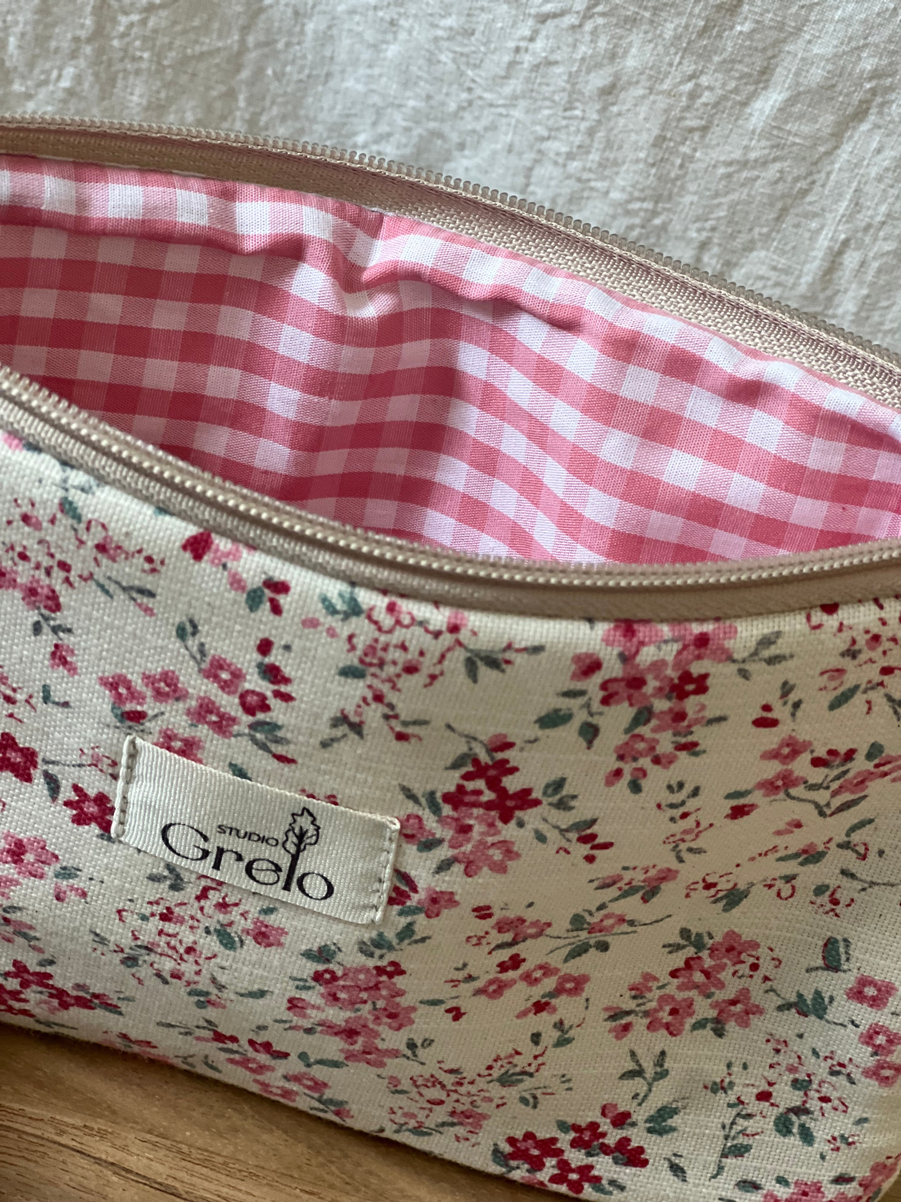 Neceser de Tela Flores Rosas Tamaño Mediano Hecho a Mano - Studio Grelo